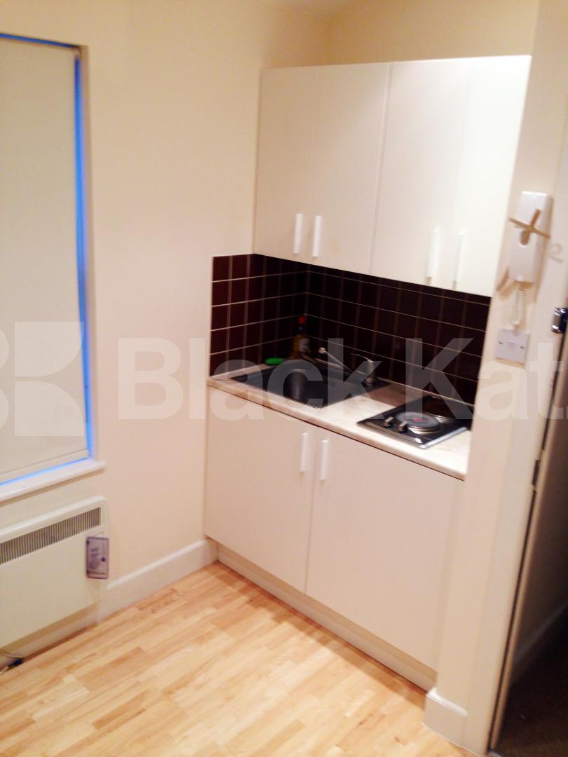 			LET, Studio Apartment, 1 bath, 1 reception Studio			 Queenstown Road, Battersea